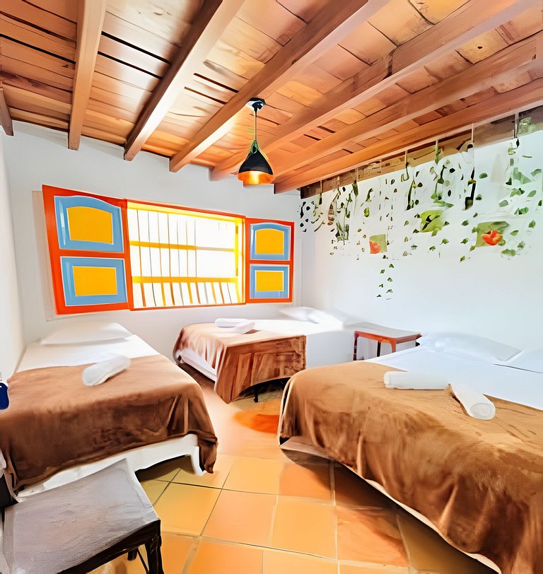 Cómoda habitación con ventana - Baño compartido