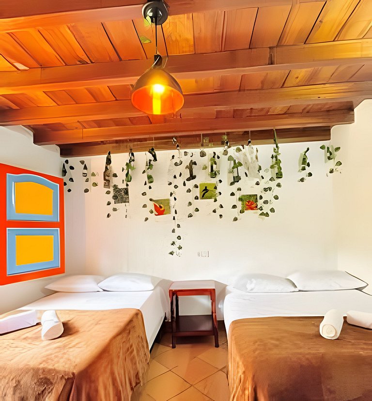 Cómoda habitación con ventana - Baño compartido