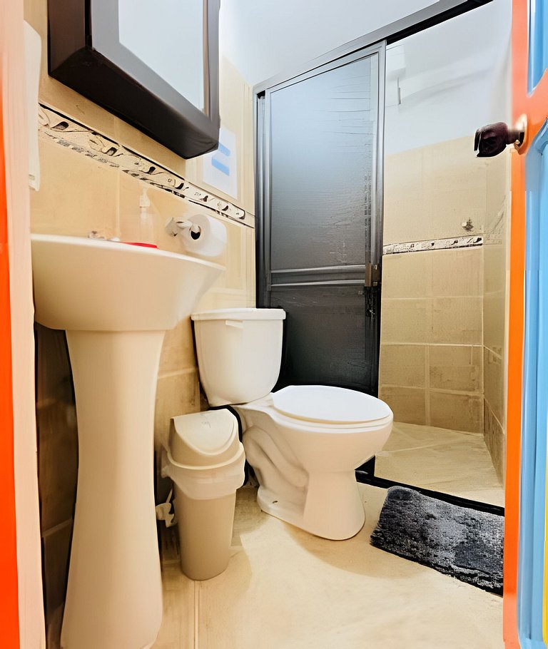 Cómoda habitación con ventana - Baño compartido