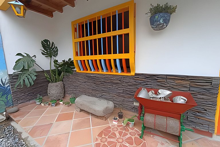 Cómoda habitación con ventana - Baño compartido